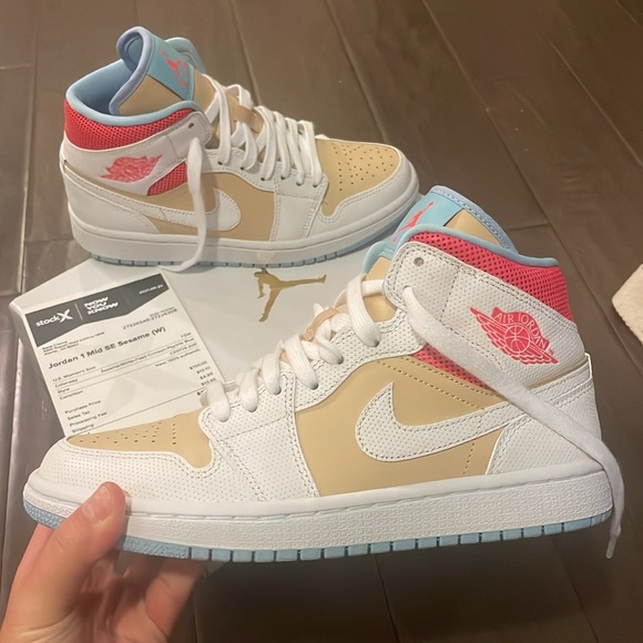 Jordan 1 Mid SE Shoes - Picture 2 of 6